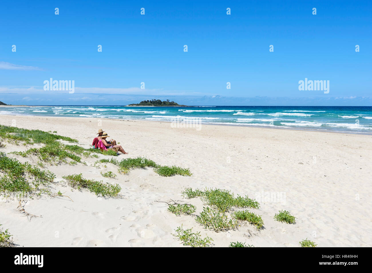 Due persone in relax sulla spiaggia Conjola, Shoalhaven, South Coast, Nuovo Galles del Sud, NSW, Australia Foto Stock