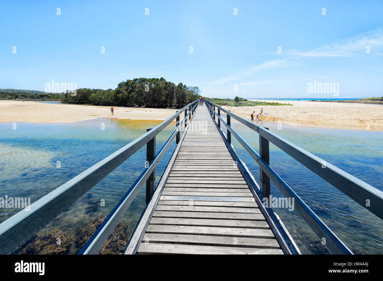 Il Boardwalk accesso alla laguna costiera e la spiaggia di sabbia, Dalmeny, Nuovo Galles del Sud, Australia Foto Stock