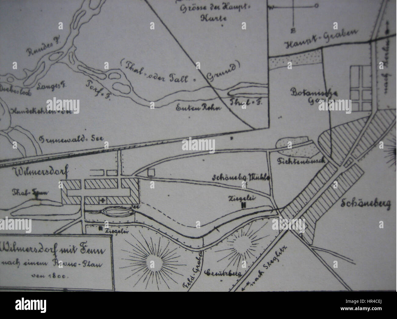 Questa mappa, 'Plan von Wilmersdorfer Fenn', è una prima rappresentazione della zona di Wilmersdorf a Berlino, che mette in evidenza la struttura geografica e le caratteristiche della regione. Offre uno sguardo sullo sviluppo urbano e sulla pianificazione territoriale di Berlino del XIX secolo. Foto Stock
