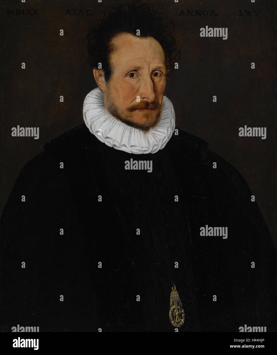 Questo ritratto di un nobile senza nome presenta un individuo vestito con un abbigliamento opulento. L'artista enfatizza la postura dignitosa del soggetto e i dettagli raffinati nei vestiti e nelle caratteristiche del viso. Foto Stock