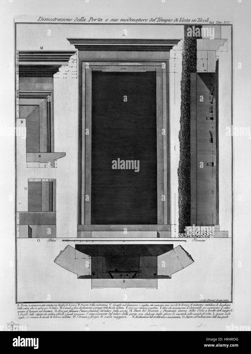 Questa incisione di Giovanni Battista Piranesi presenta il suo rinomato stile architettonico, raffigurante una grandiosa e dettagliata vista delle antiche rovine romane. Le opere di Piranesi sono celebrate per la loro prospettiva drammatica e le intricate incisioni. Foto Stock