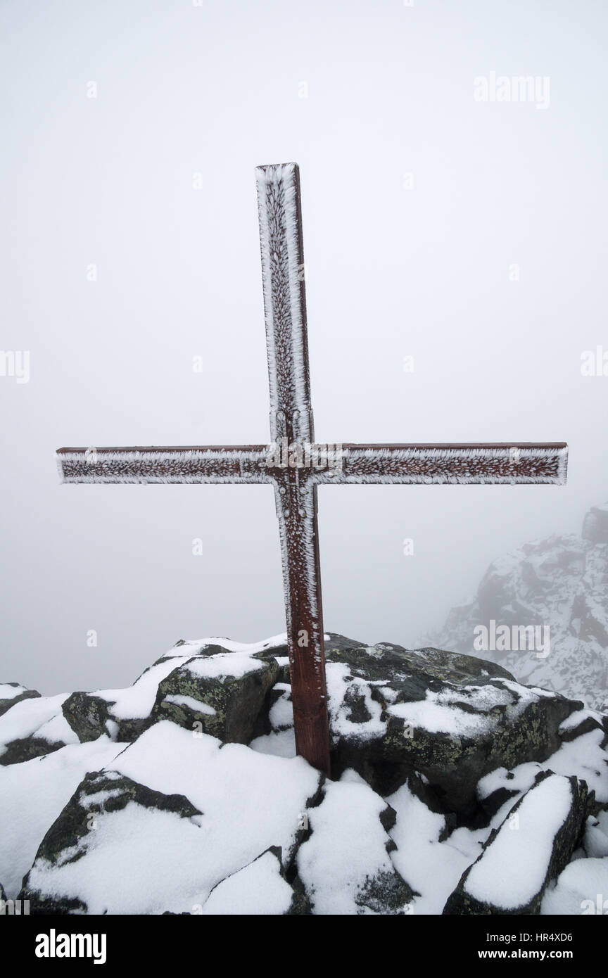 La Blanca vertice di picco croce coperta in rime di ghiaccio in un whiteout Foto Stock