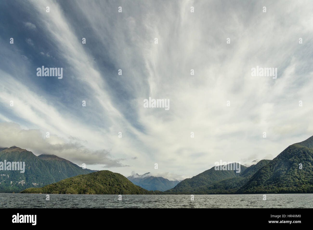 Vista Lago Hauroko sull'Isola del Sud della Nuova Zelanda con striature sulle nuvole nel cielo Foto Stock