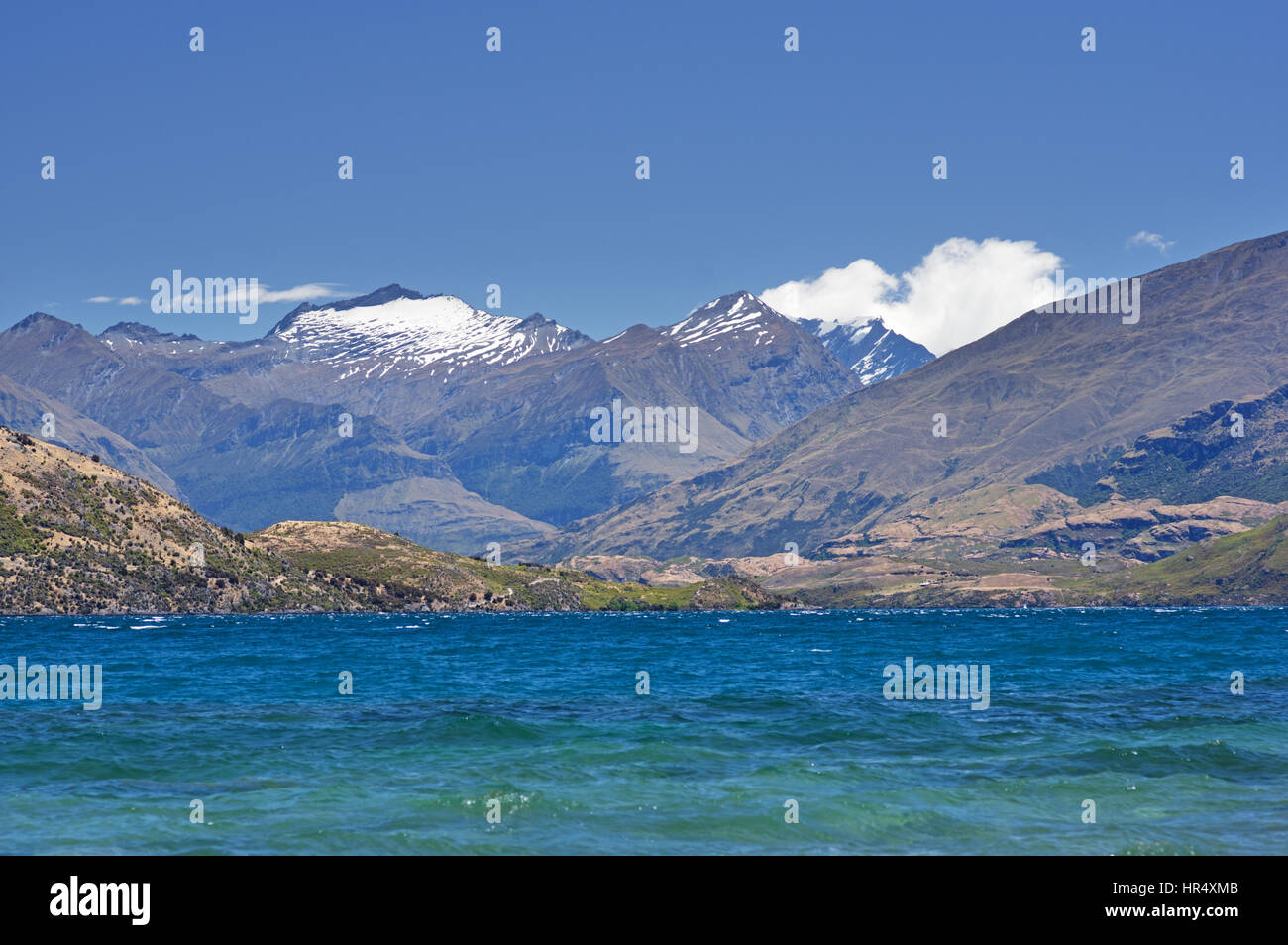 Il lago Wanaka e visualizzare per montare gli aspiranti montagne coperte di neve Foto Stock