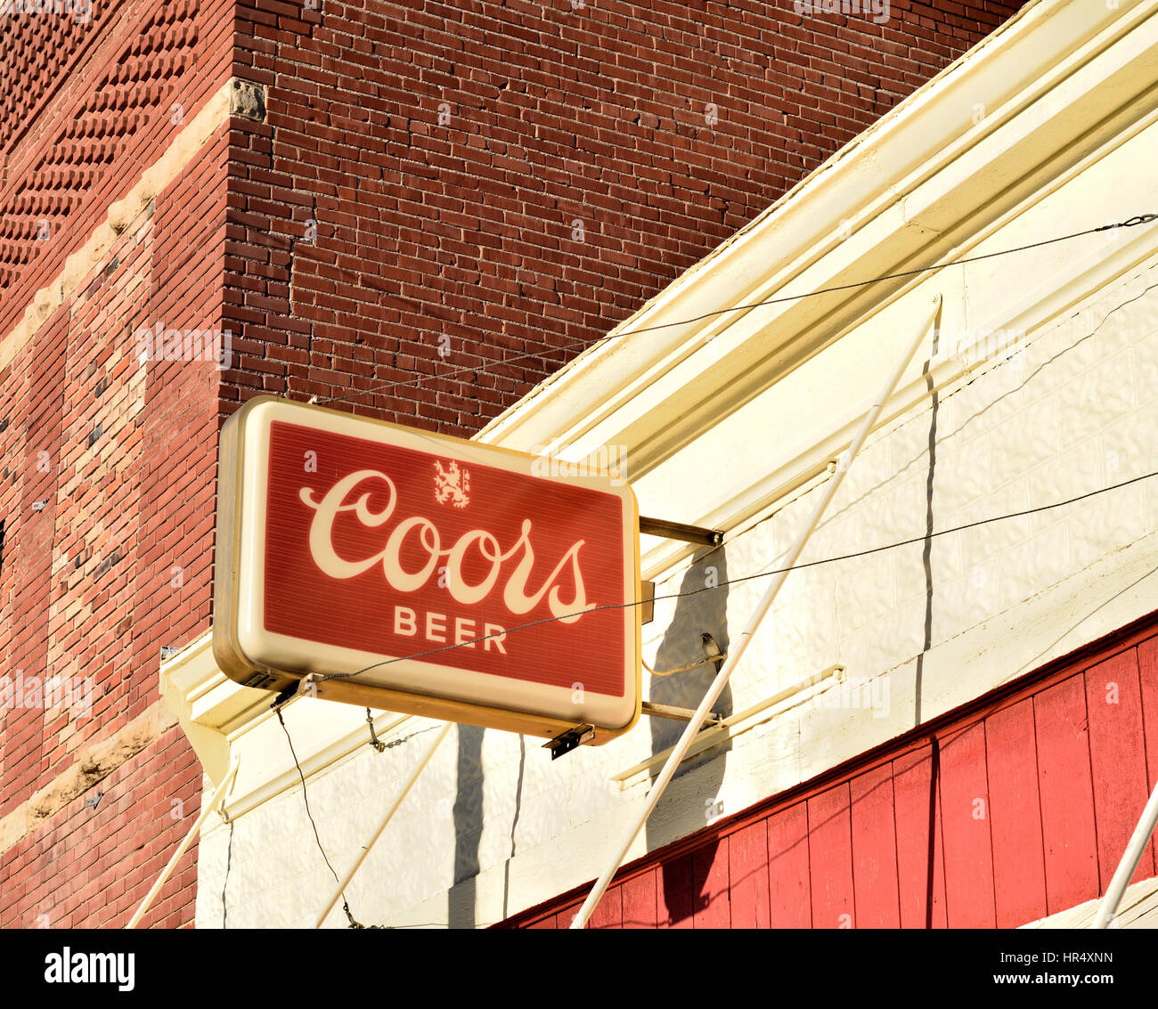 La birra di Coors segno sulla cima di un bar in una piccola città Foto Stock
