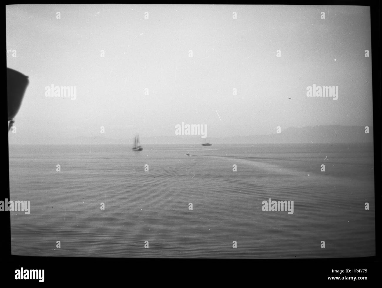 Vista dell'Oceano Pacifico e le montagne vicino a San Francisco come una barca lascia con soldati per la guerra di Corea. Foto Stock