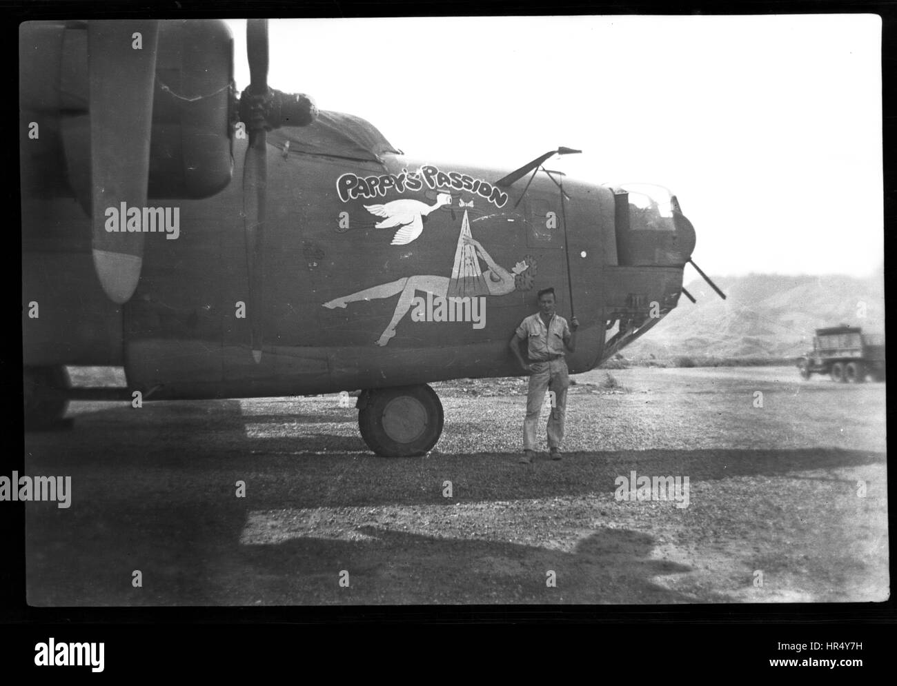 B-24 Pappy la passione naso arte uccello di guerra con naso arte parcheggiato su un campo di aria in Nuova Guinea durante la seconda guerra mondiale. United States Army Air Corps Foto Stock