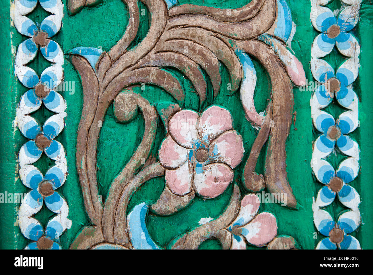 Le sculture in legno in stile vintage Floral sull'albero Seamless Pattern su legno Foto Stock
