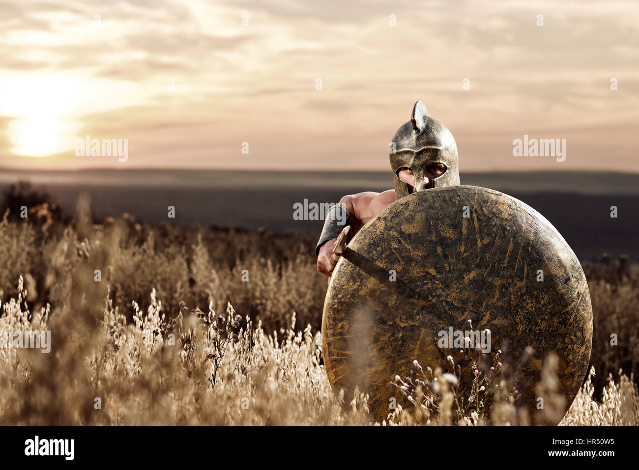 Intrepido esercito romano soldato che attacca con la sua spada proteggere se stesso con una protezione. Il guerriero medievale che indossa un casco armato di spada e coveri Foto Stock