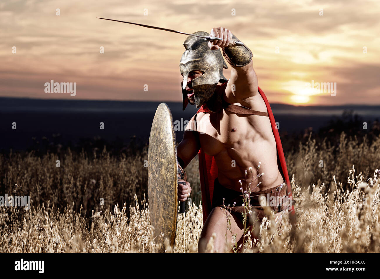 Tonalità seppia colpo di un legionario romano soldato combattente con la sua spada copyspace warzone combattere attacco concetto di arma Foto Stock