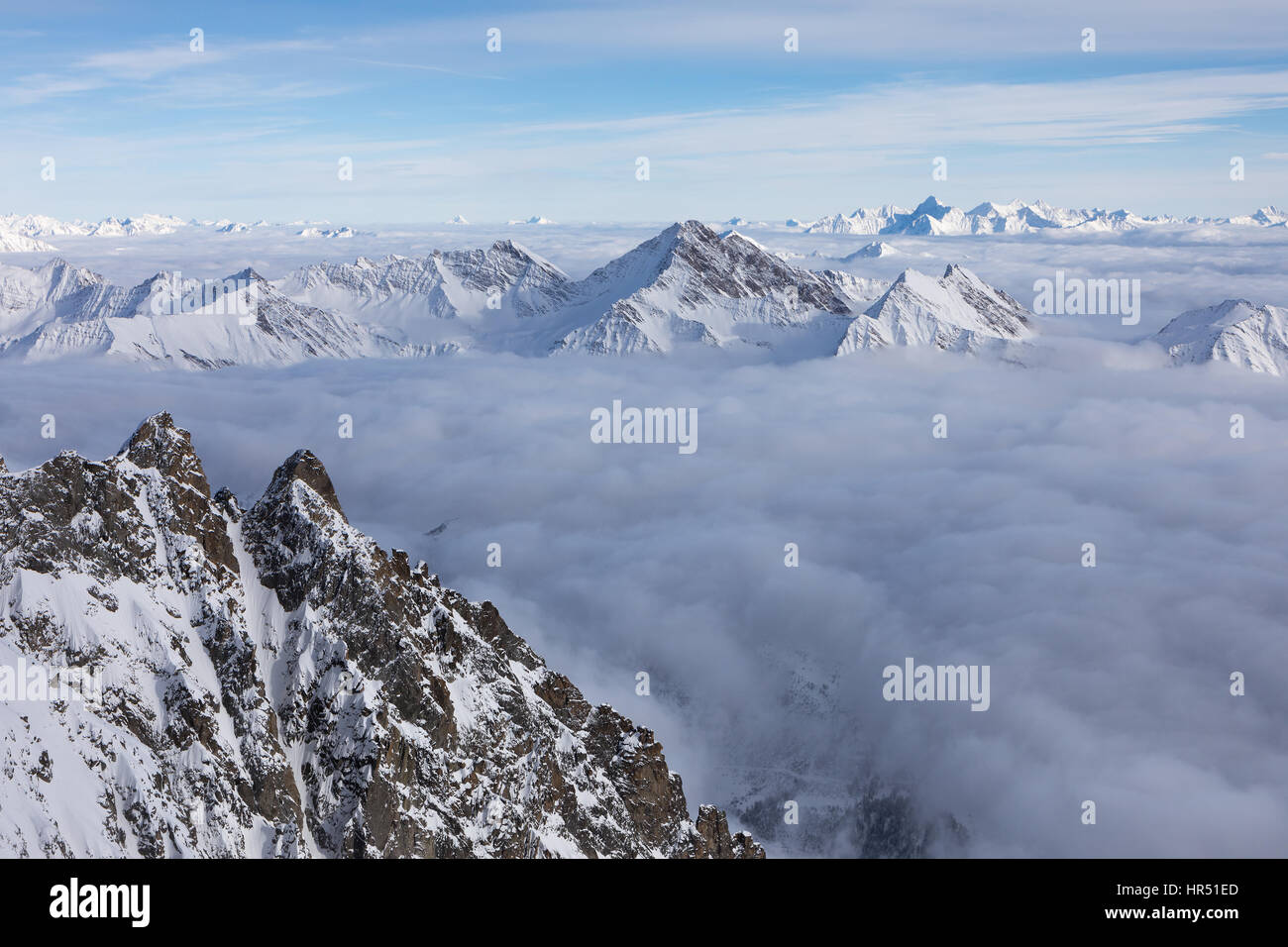 Vista al di sopra delle nuvole da Punta Helbronner, Mont Blanc, Italia Foto Stock