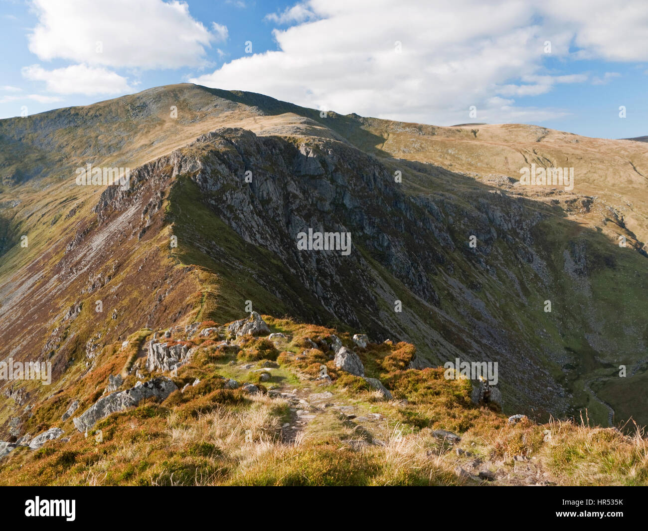 Carnedd Llewelyn in Snowdonia's Carneddau mountains, visto attraverso Bwlch Eryl Farchog & Craig yr Ysfa dal picco limitrofi, penna yr Helgi Du Foto Stock