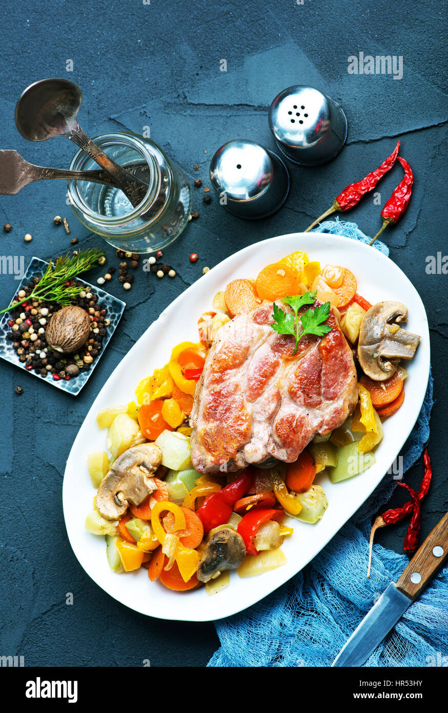 Fritti di carne con verdure sulla piastra e su una tavola Foto Stock