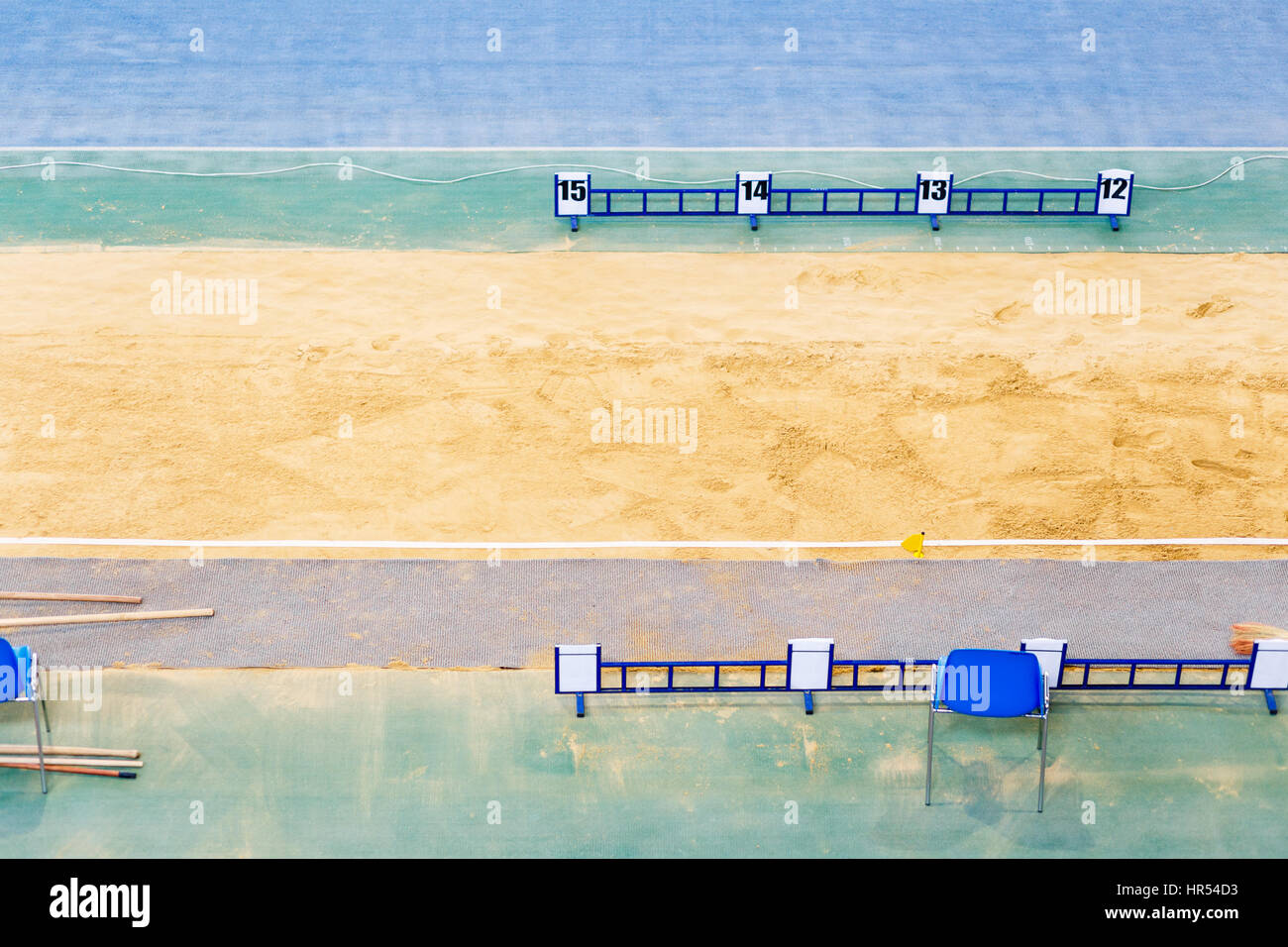 Buca di sabbia per lunghi e salto triplo su pista coperta e depositata la concorrenza Foto Stock