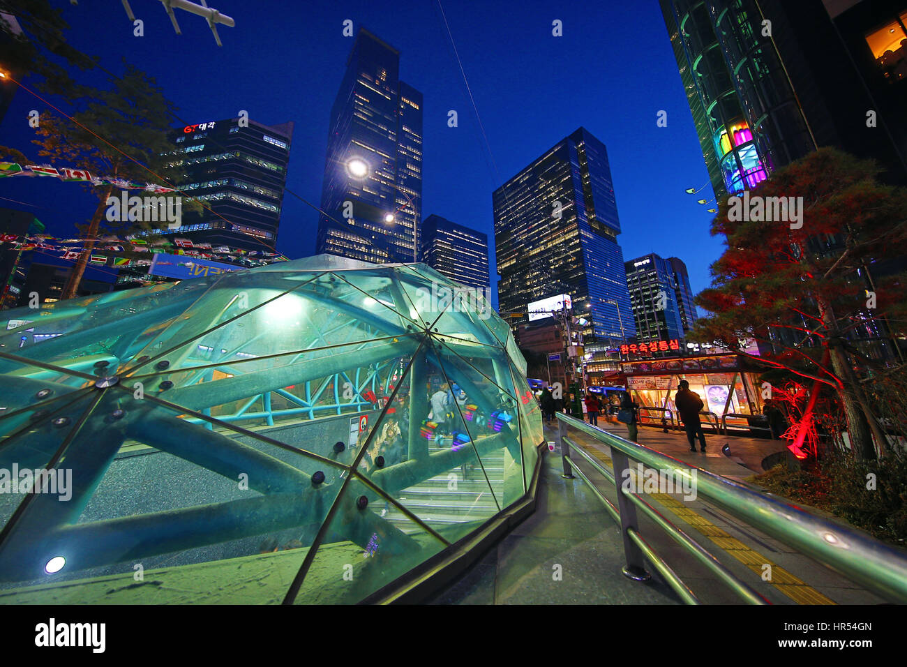 Alti edifici moderni e i blocchi degli uffici al tramonto con il vetro di Gangnam stazione della metropolitana nel quartiere di Gangnam di Seoul, Corea Foto Stock