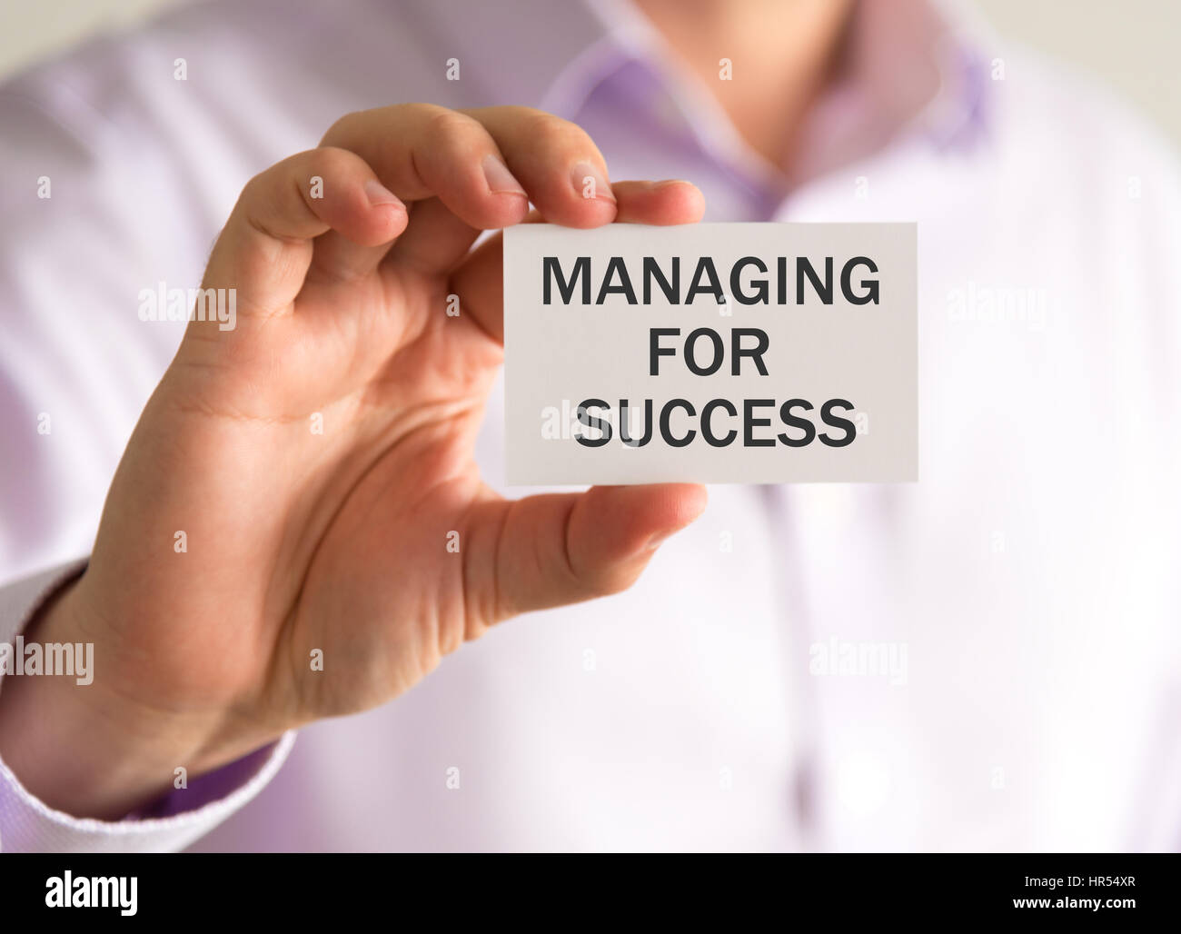 Primo piano sul proprietario in possesso di una carta con la gestione di successo messaggio, business Concetto di immagine con soft focus background e tono vintage Foto Stock