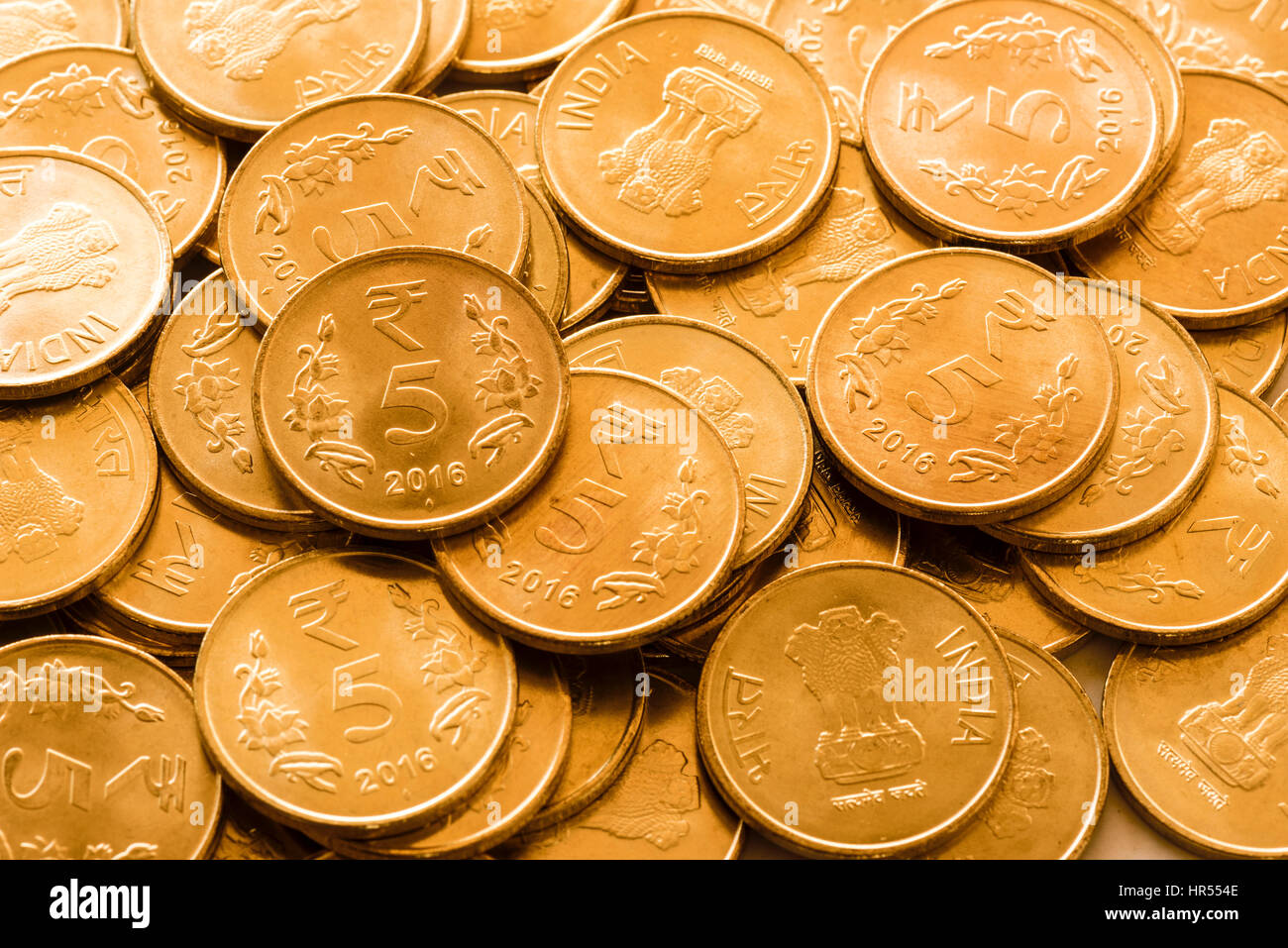 Pila di monete indiano su sfondo bianco Foto Stock