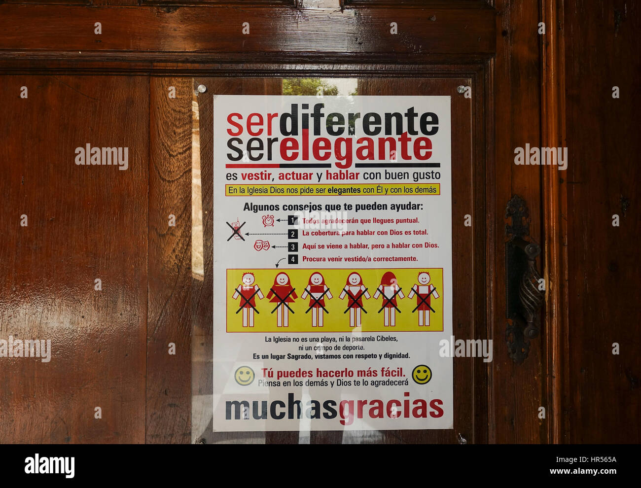 Segno all ingresso della chiesa spagnola, consigliando dress code e Chiesa etiquette, Marbella, Spagna. Foto Stock