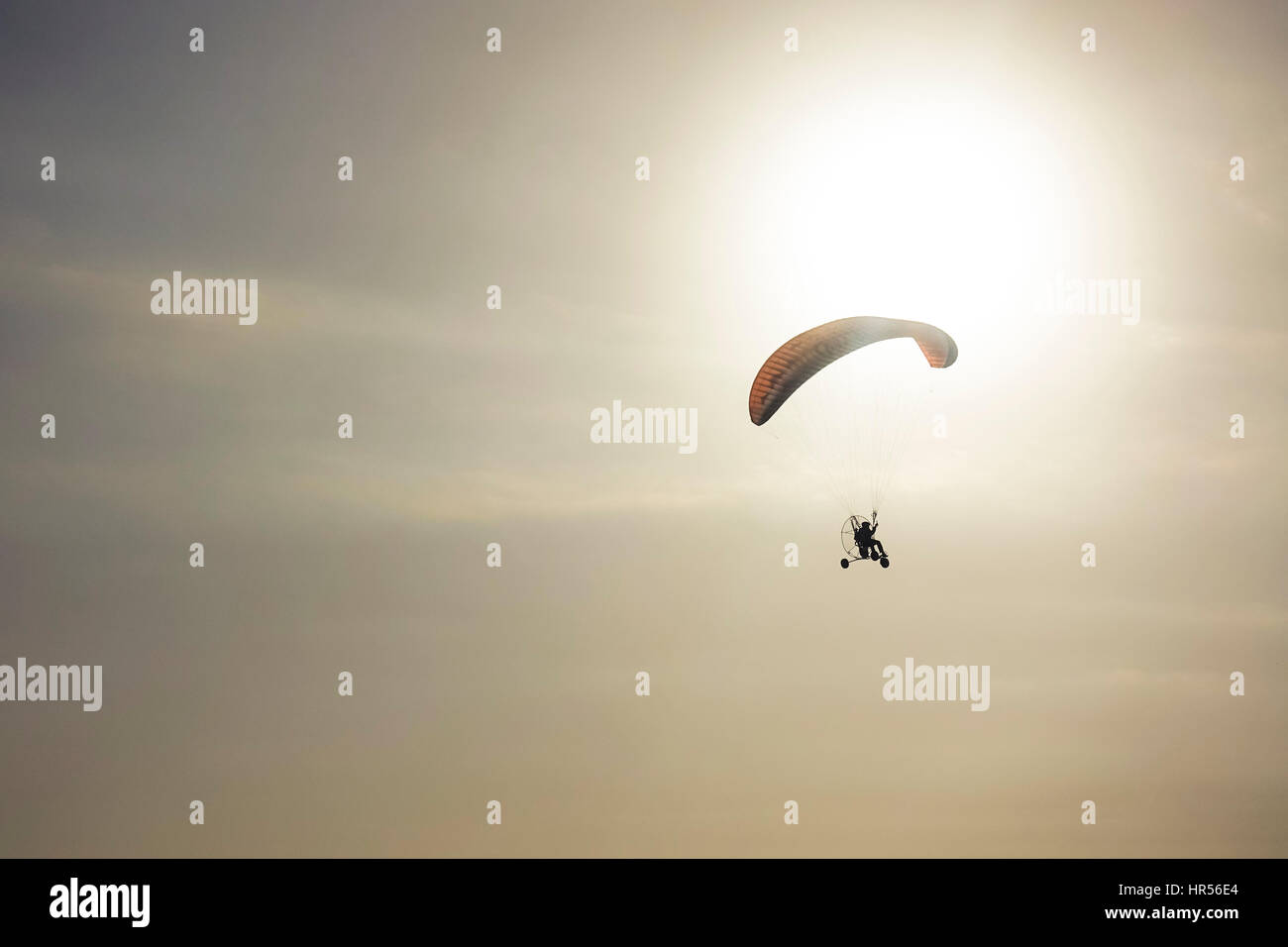 Powered paragliding, paramotoring, Powered parapendio. durante il tramonto, Spagna. Foto Stock