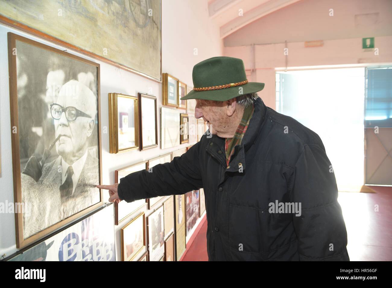 23 Gennaio 2017 - Brebbia, Varese, Italia. Brebbia Pipe, Itlay più antica fabbrica della tubazione. Enea Buzzi, fondatore Brebbia tubo, all'interno del museo Foto Stock