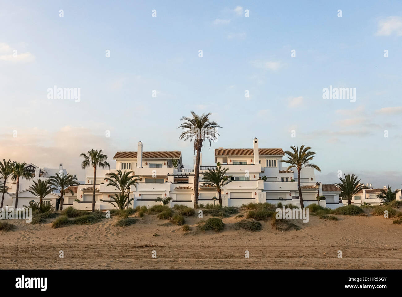 Fila di lusso proprietà sulla spiaggia di Rio Real Marbella. Costa del Sol, Spagna Foto Stock