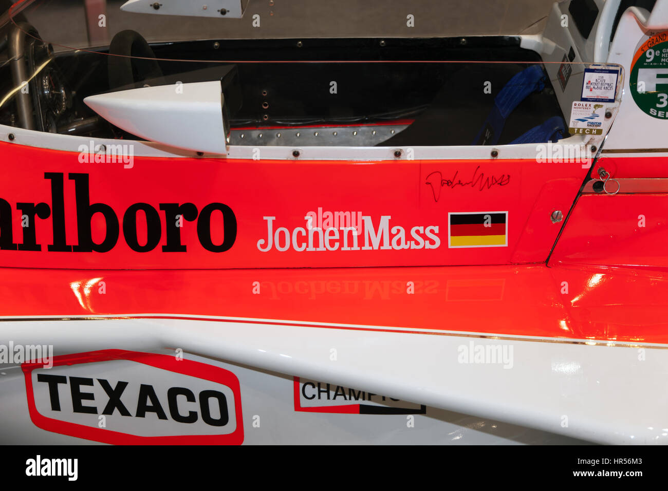 Close-up del cockpit di una McLaren M23 auto di Formula Uno di Jochen Mass sul display nella storica Morotsport International 2017 Foto Stock