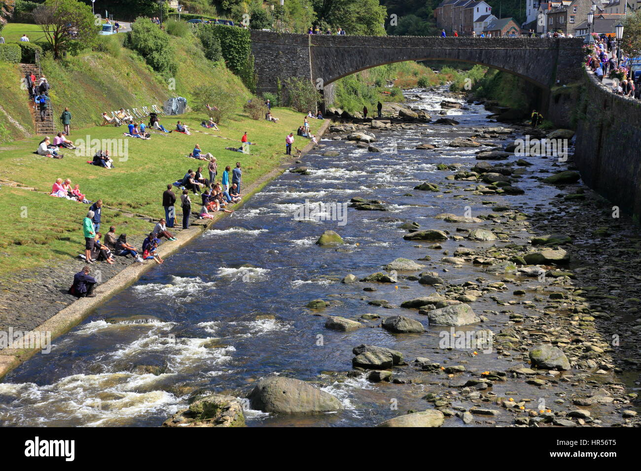 Feste estive e atmosfera di carnevale dal fiume Lyn per l'annuale gara di anatra Agosto 2012 a Lynmouth, North Devon Regno Unito Foto Stock