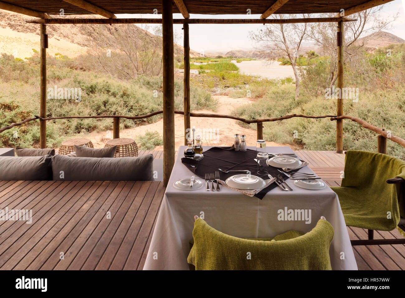 Camera a Serra Cafema Wilderness Camp, affacciato sul fiume Kunene, Kaokoland, Namibia Foto Stock