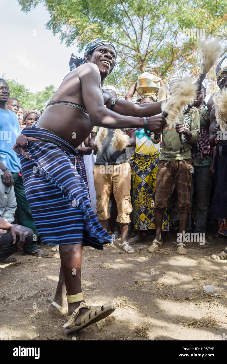 Per la tribù di Yom, cerimonia di circoncisione è un importante rito di passaggio dai ragazzi per gli uomini. Prima della circoncisione, la avvia che sono andate Foto Stock