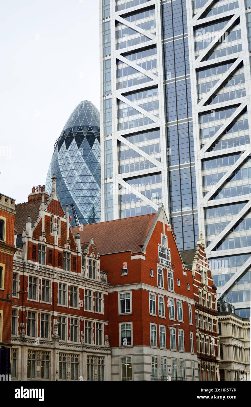 Architettura di contrasto come visto da Liverpool Street a Londra, Regno Unito, con la torre di airone e il Gherkin in background in 2017 Foto Stock