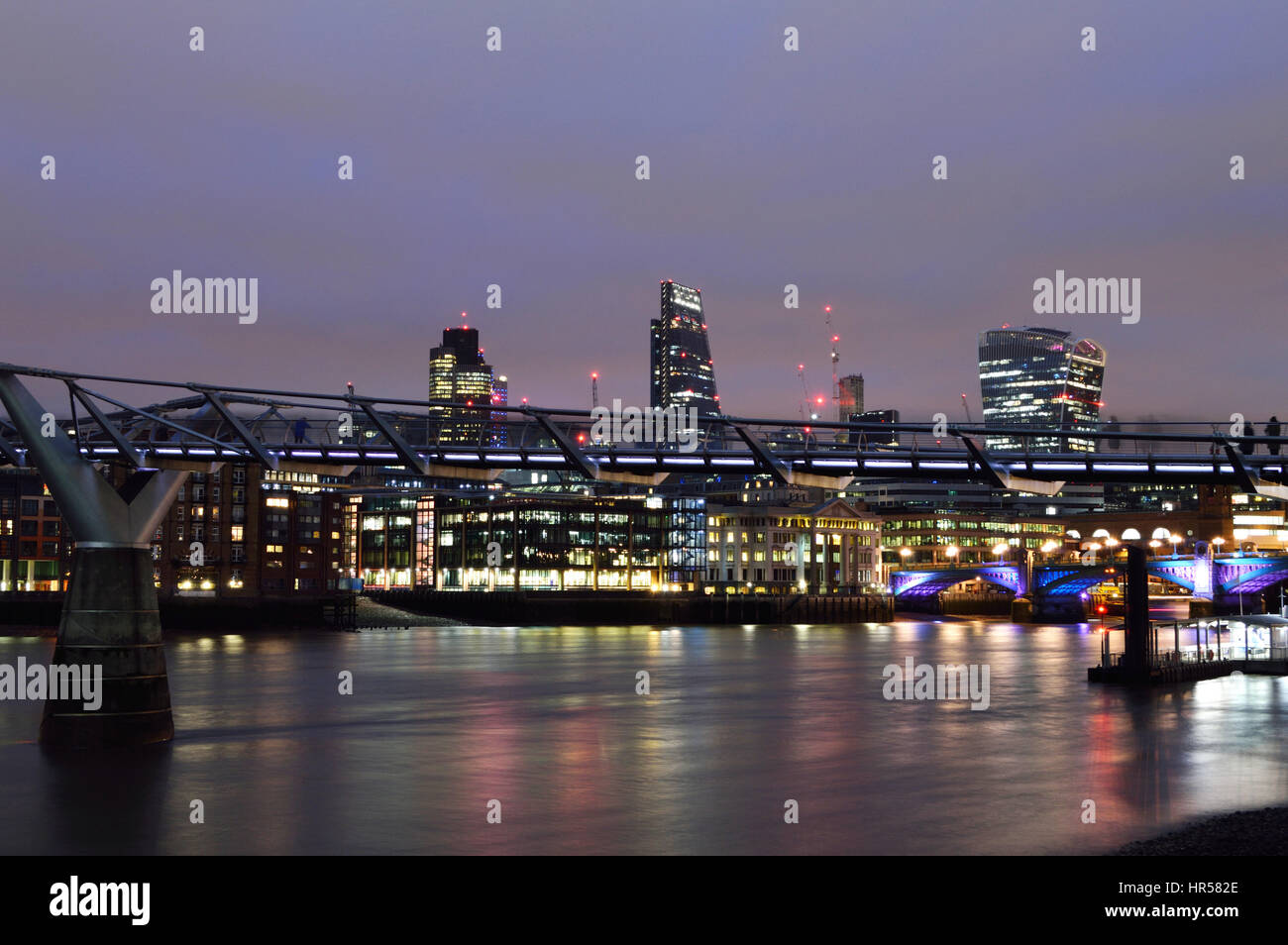 Millennium Bridge sul fiume Tamigi di notte con il quartiere finanziario skyline in background, Londra, cityscape nel 2017, REGNO UNITO Foto Stock