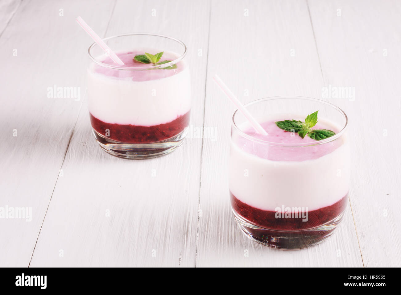 Due berry smoothie con yogurt gusto menta Foto Stock