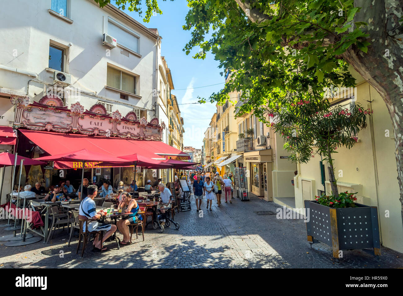 Antibes, Francia - 27 Giugno 2016: vista giorno di Main Street Rue de la Republique con i turisti a Antibes, Francia. Antibes è una popolare località balneare in t Foto Stock