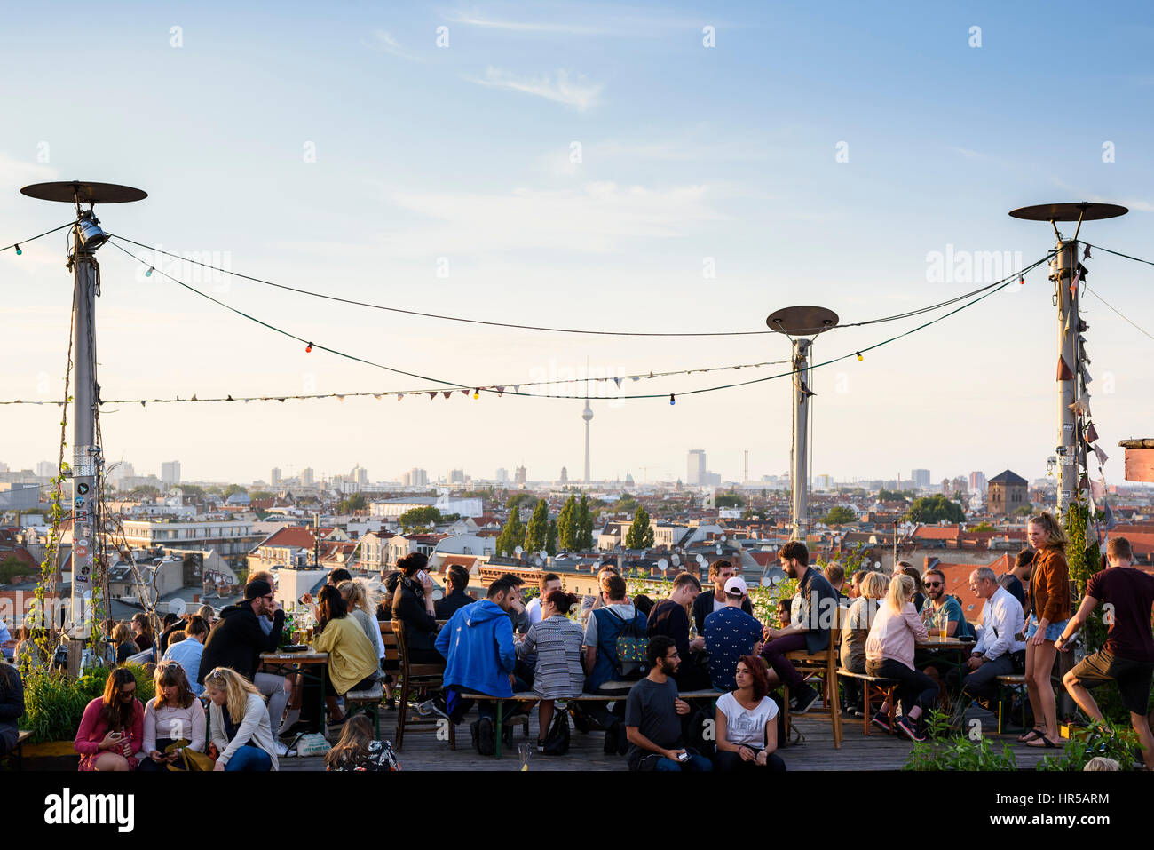 Berlino. Germania. Le persone che si godono la vista di Berlino lo skyline di dal Klunkerkranich rooftop bar nel quartiere Neukölln. Foto Stock