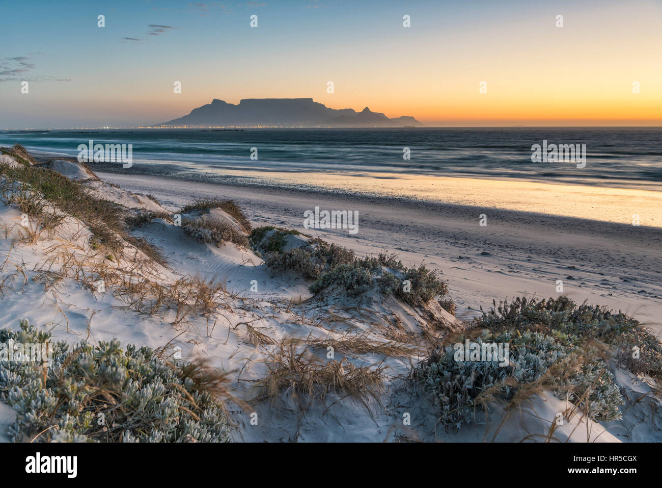 Vista della Table Mountain al tramonto dalla grande baia, Bloubergstrand, Cape Town, Sud Africa Foto Stock