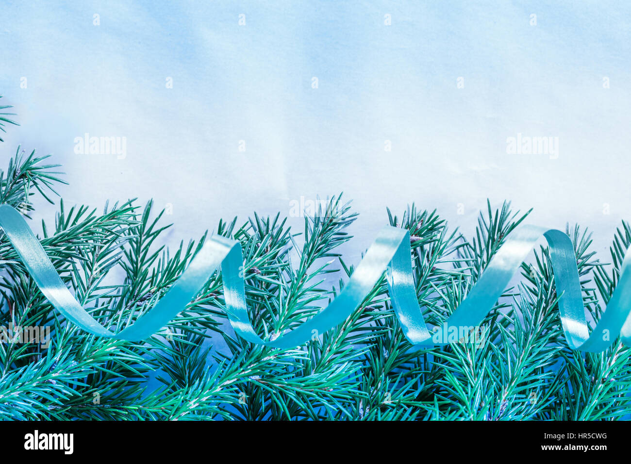 Sfondo di natale con evergreen ramo di abete e il nastro di inchiostro Foto Stock