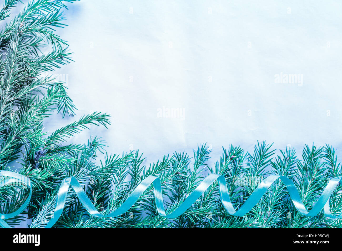 Sfondo di natale con evergreen ramo di abete e il nastro di inchiostro Foto Stock