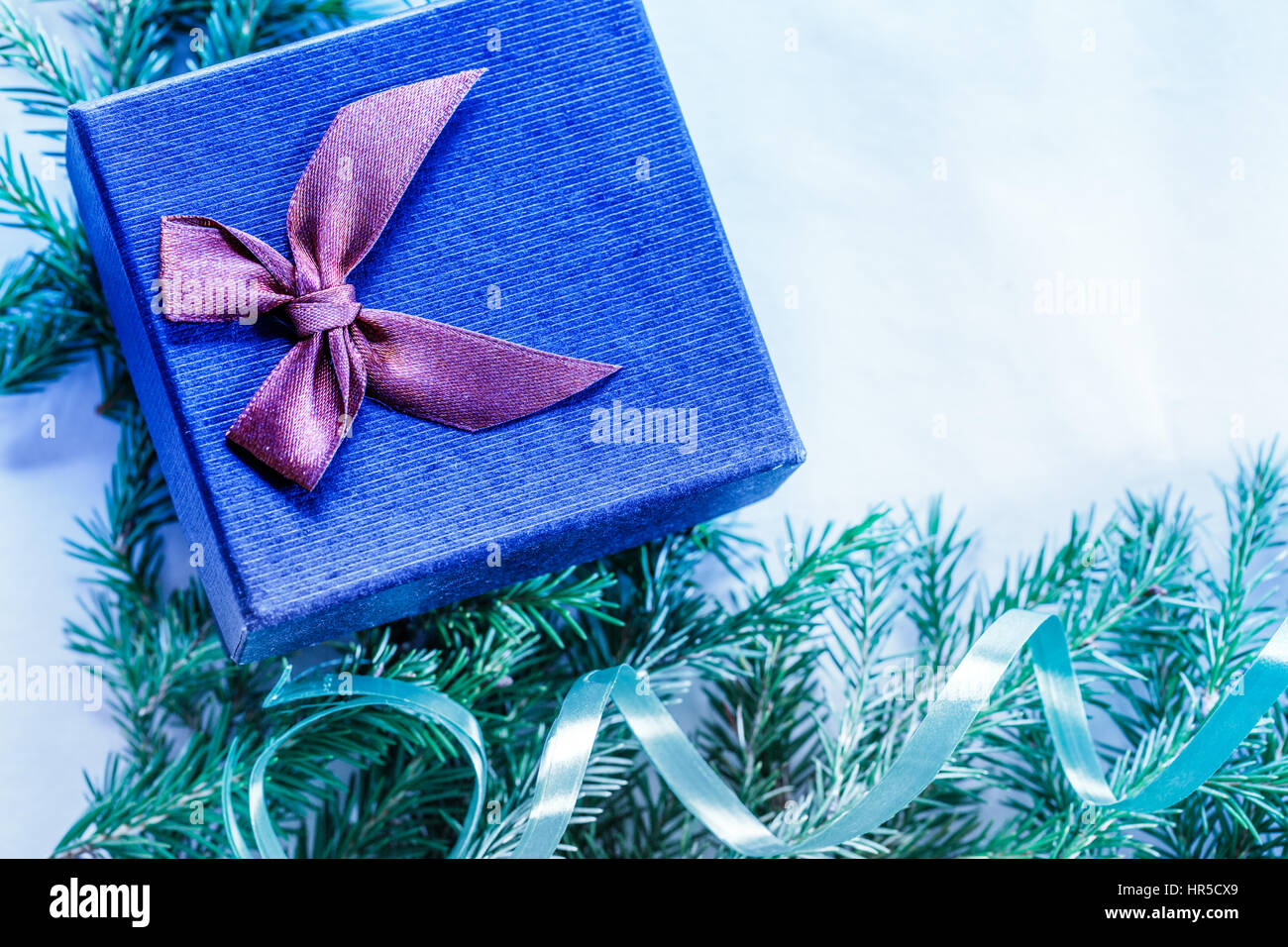 Sfondo di natale con evergreen ramo di abete e confezione regalo Foto Stock