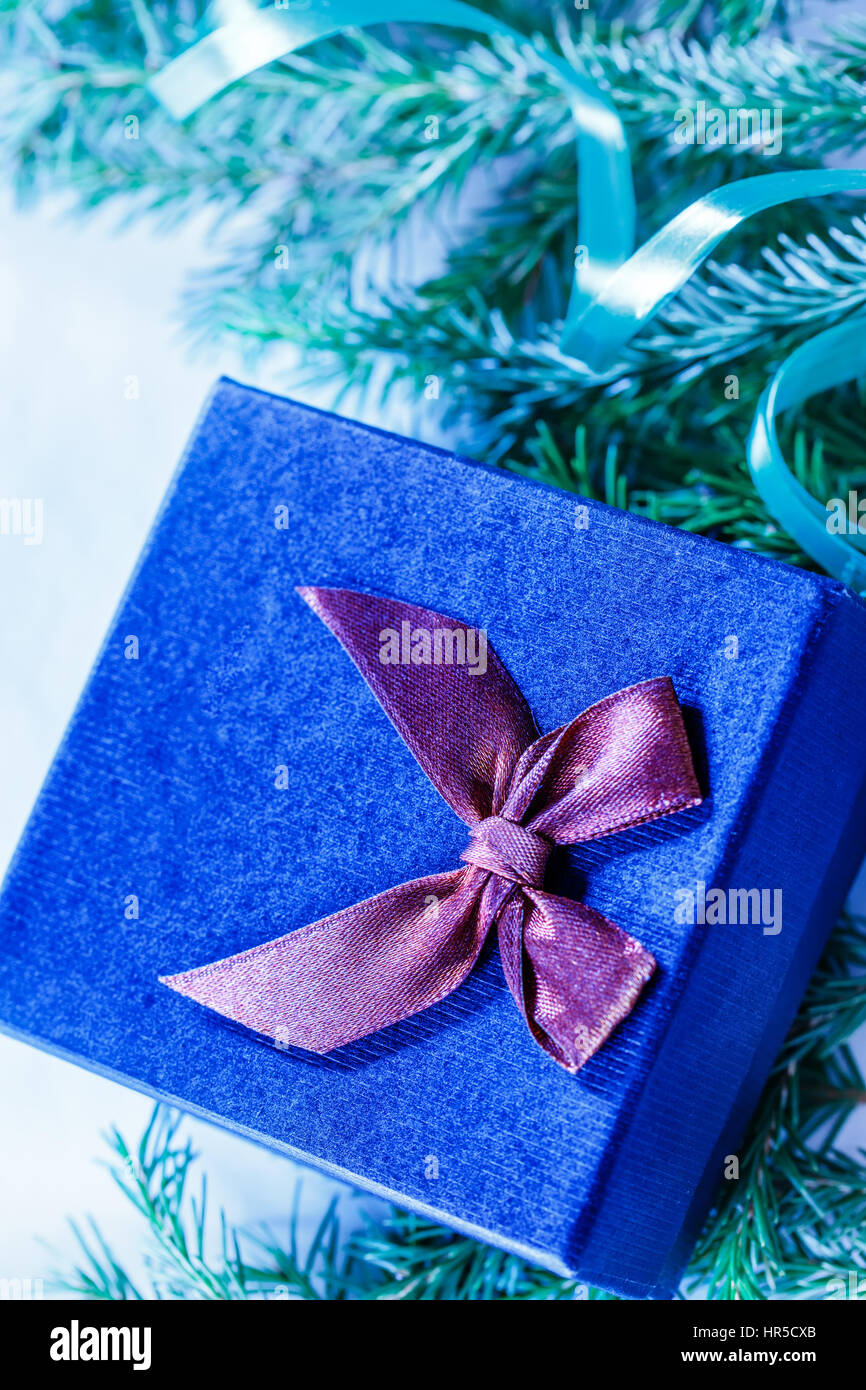 Sfondo di natale con evergreen ramo di abete e confezione regalo Foto Stock