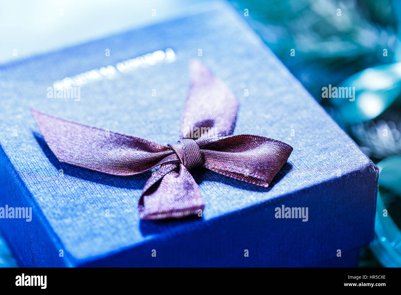 Sfondo di natale con evergreen ramo di abete e confezione regalo Foto Stock