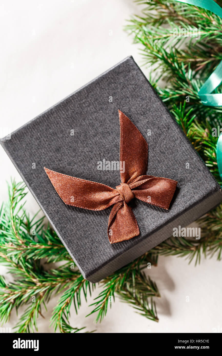 Sfondo di natale con evergreen ramo di abete e confezione regalo Foto Stock