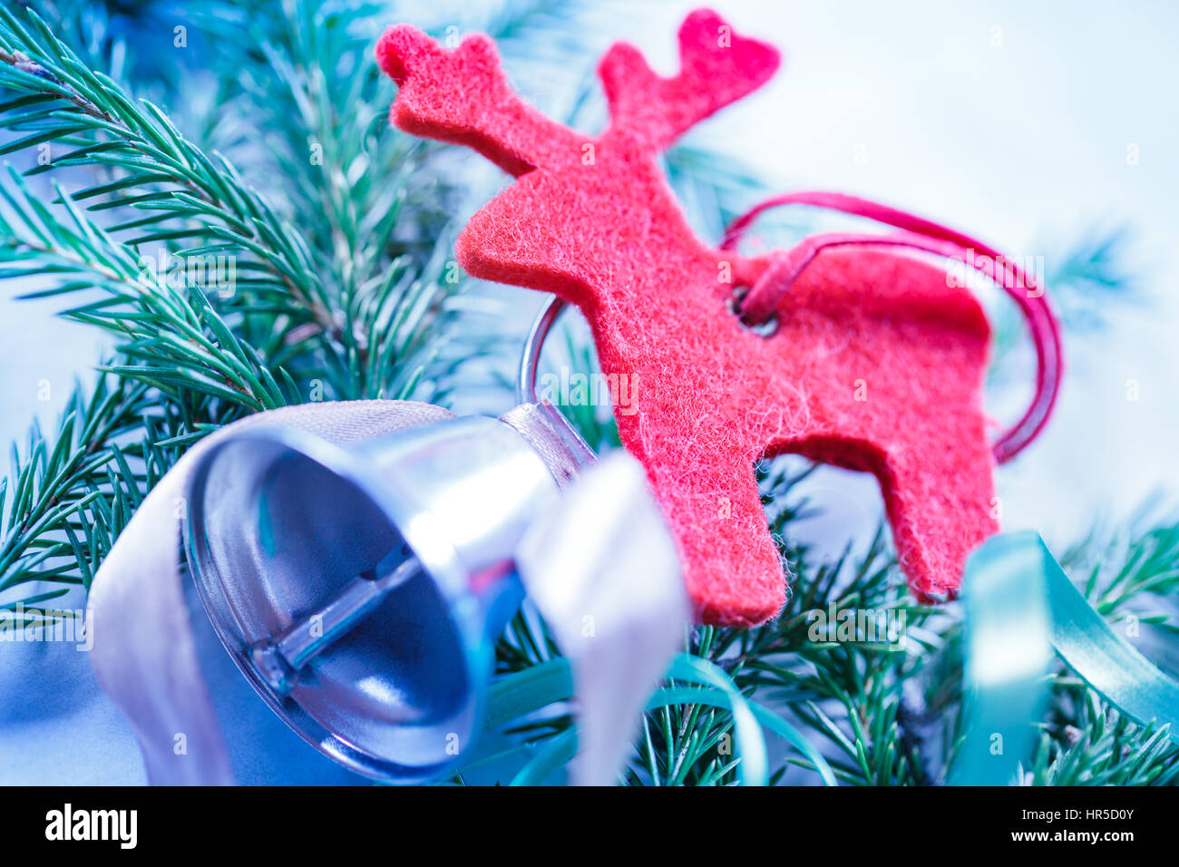 Sfondo di natale con ramo di abete e renne Foto Stock