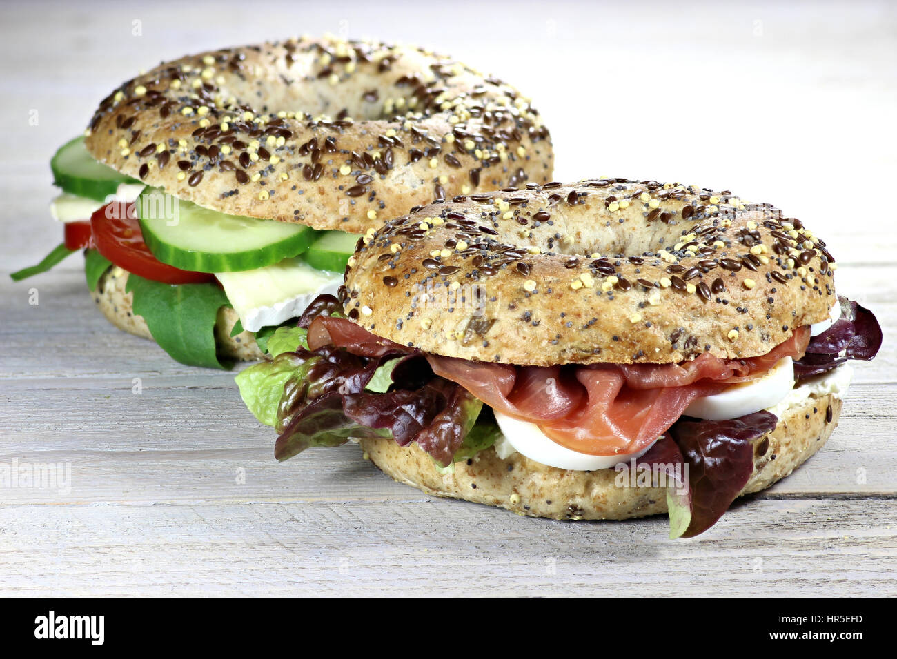 Bagels su sfondo di legno Foto Stock