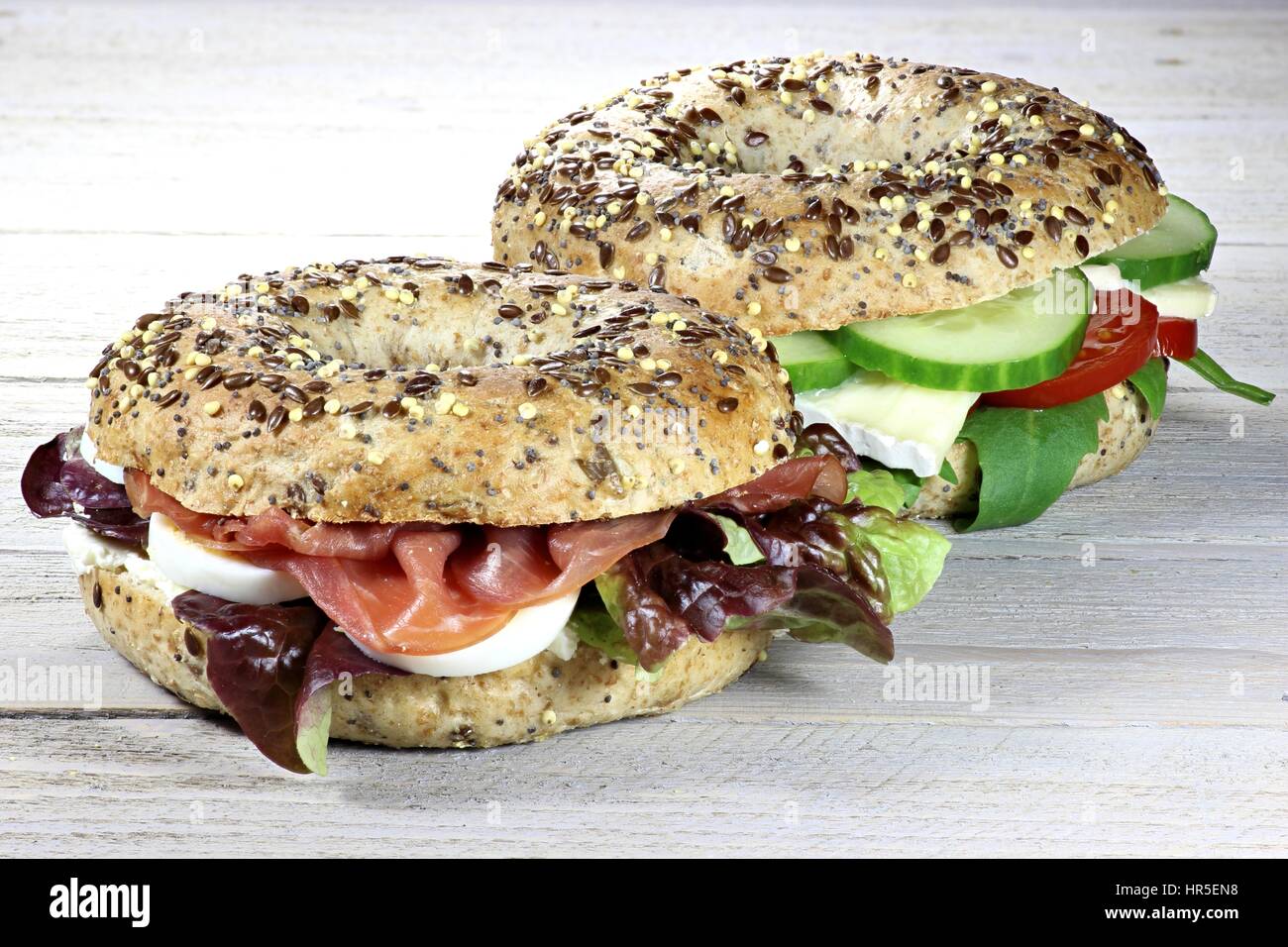 Bagels su sfondo di legno Foto Stock