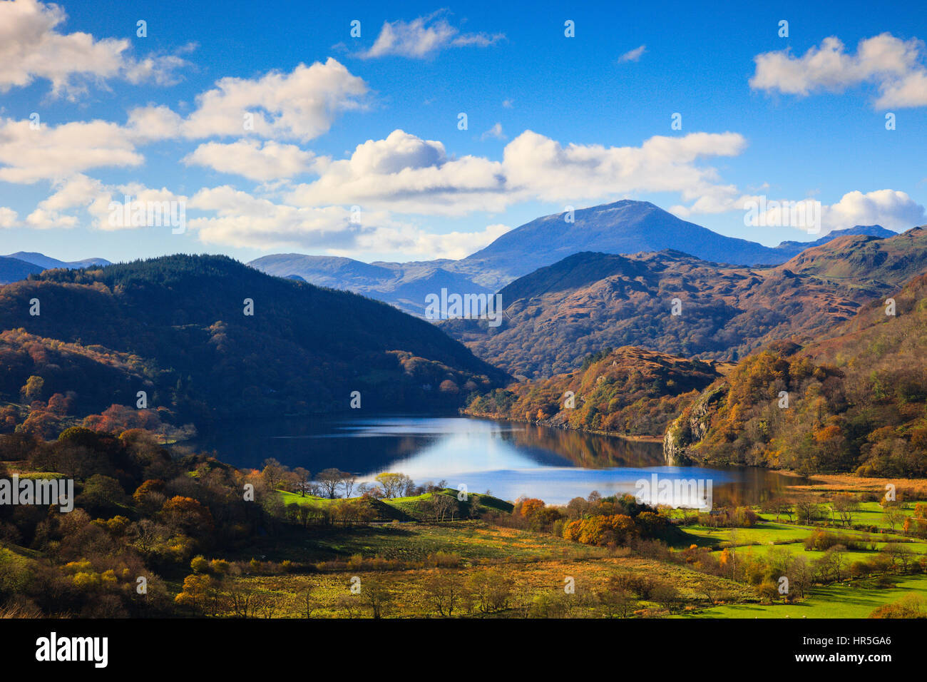 Vista lungo la valle di Llyn Gwynant lago e distante Yr Aran montagna nel Parco Nazionale di Snowdonia (Eryri) in autunno. Nant Gwynant Gwynedd North Wales UK Foto Stock