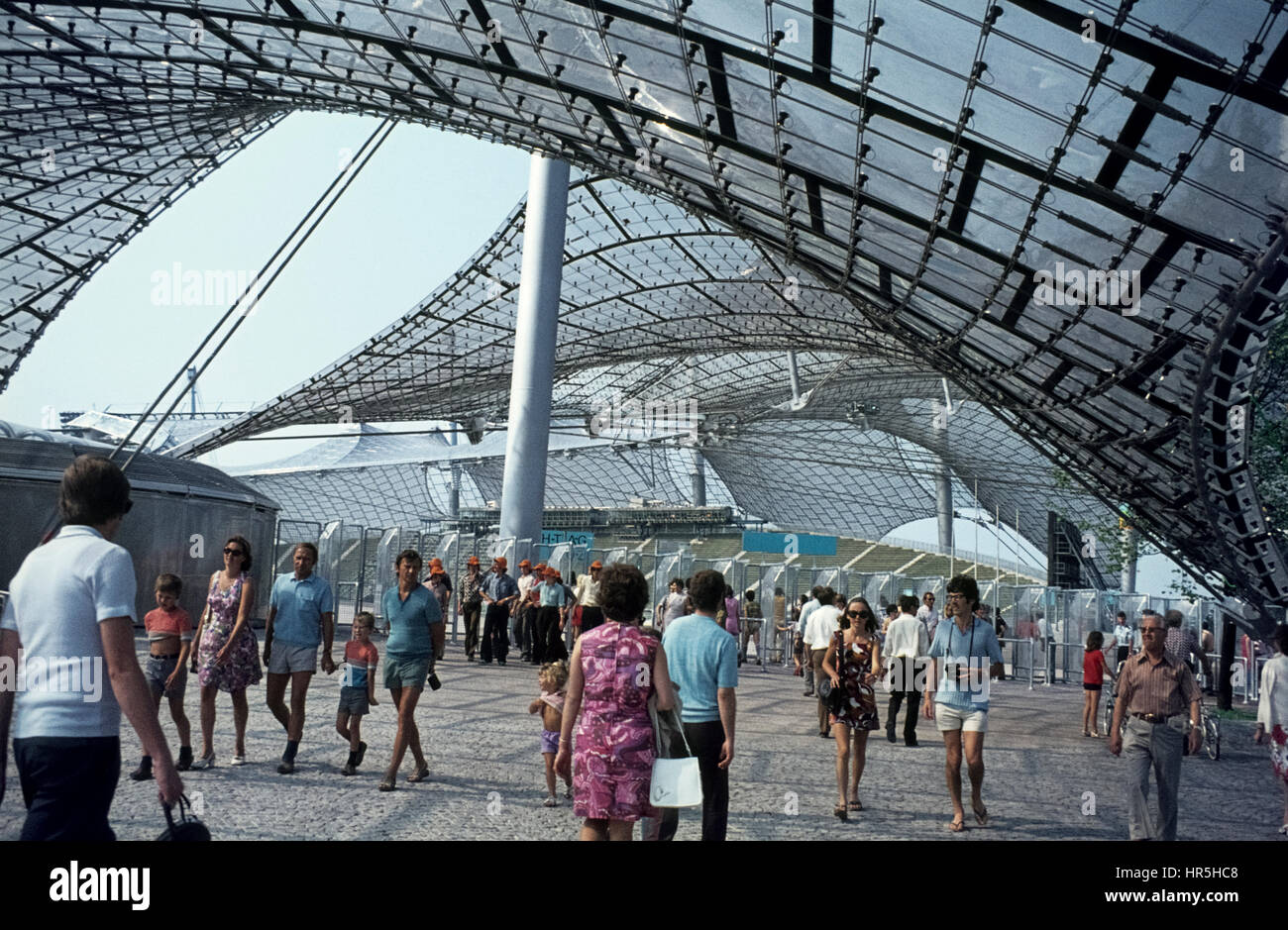 Besucher besichtigen das Gelände des Olympiaparks. Persone che visitano l'Olympiapark di Monaco di Baviera appena prima dei Giochi Olimpici nel 1972. Foto Stock