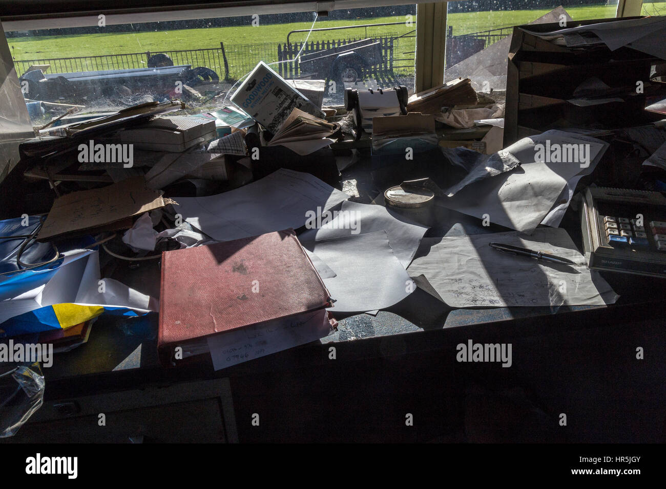 Lavorare da casa,Messy, scrivania, Caos, Ufficio, carta, documento, documenti, lavoro, occupazione, file, Organizzazione, Business, scrivania Brexit,accordo brexit, Foto Stock