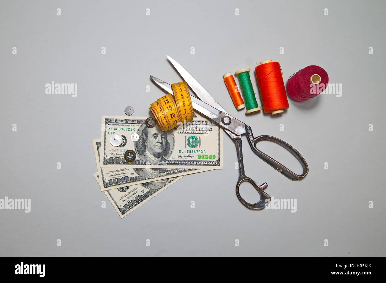 Potete fare i soldi di cucitura. Dollari americani e accessori per taglio e cucitura Foto Stock