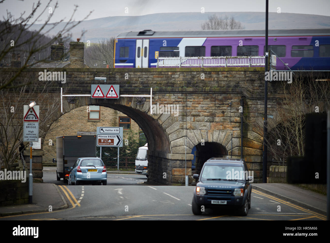 Attraversando il villaggio ponte arresto locale ferrovia settentrionale treno unità emu avvicinando Littleborough stazione, Rochdale, Lancashire, Inghilterra, Regno Unito. Foto Stock