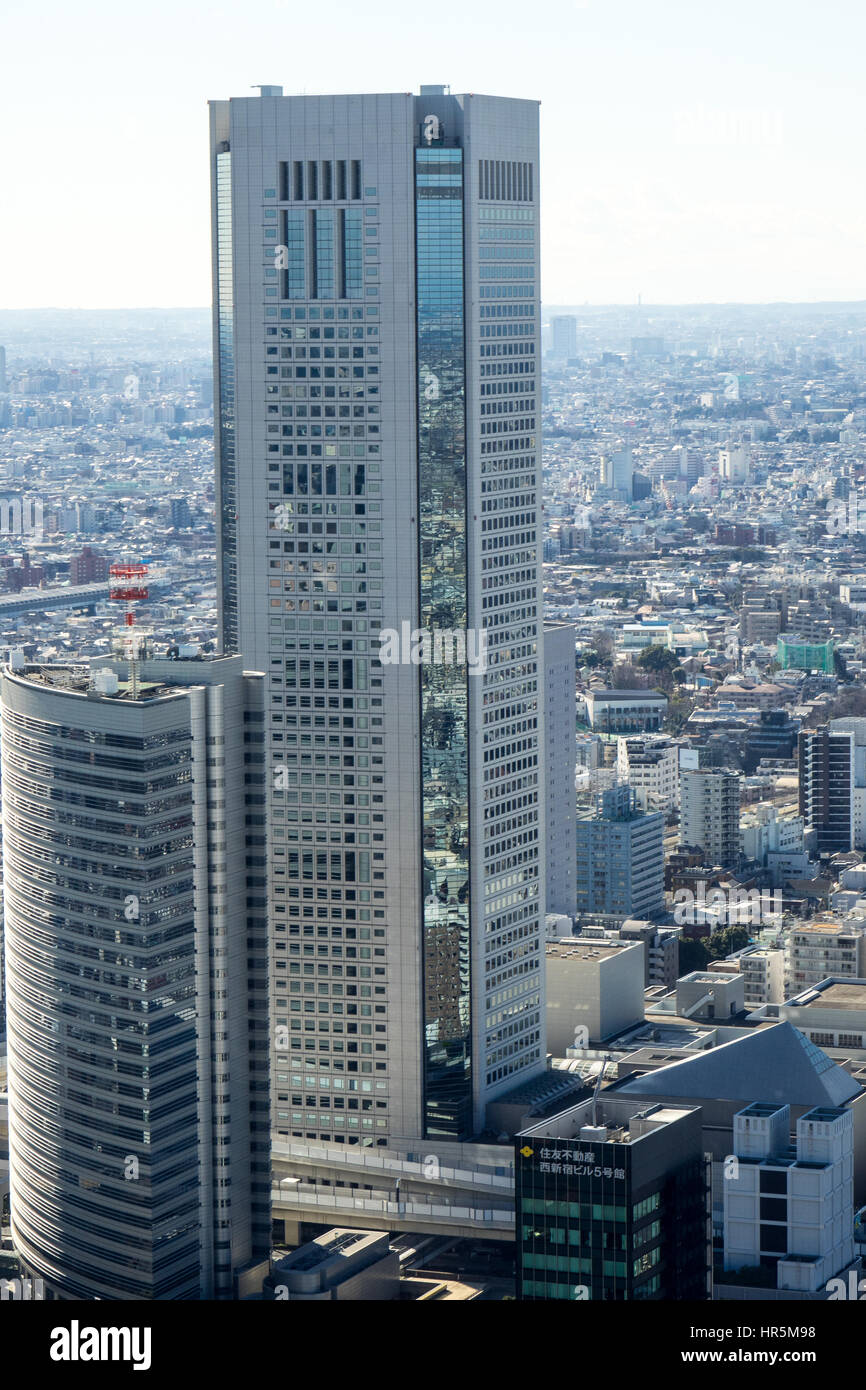 Il grattacielo visto dal ponte di osservazione della Torre Nord del Governo Metropolitano di Tokyo complesso edilizio in Shinjuku. Foto Stock